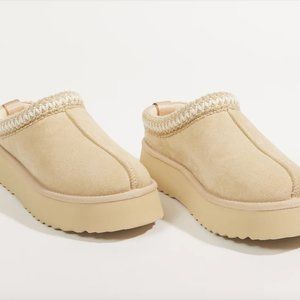 Altar'd State Cloud Slipper UGG Tazz Dupe Size 9